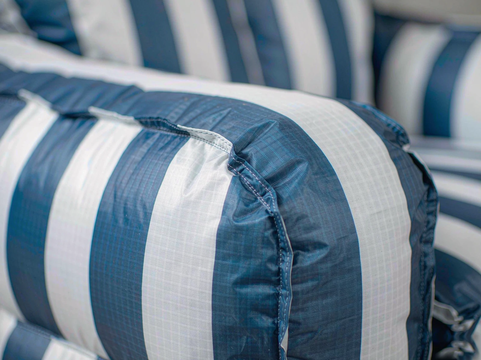 Inflatable Air Lounger - detail view