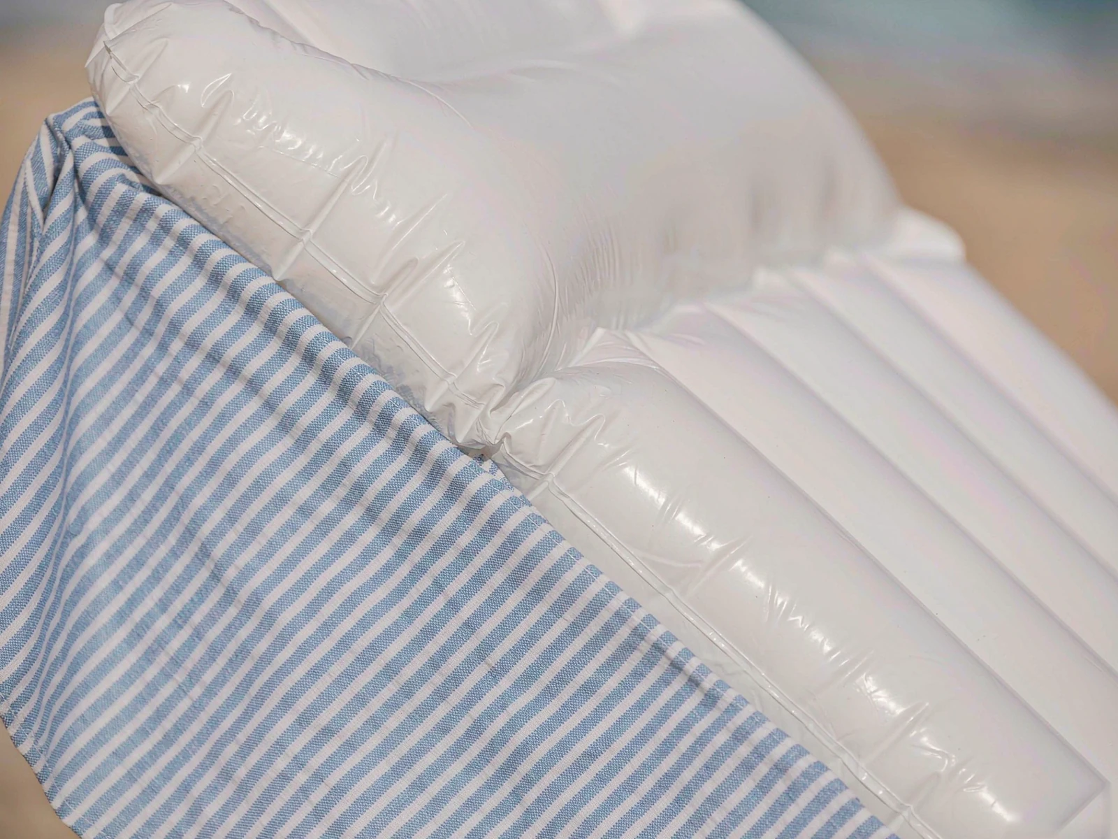 Beach Towel with Inflatable Pillow - detail view
