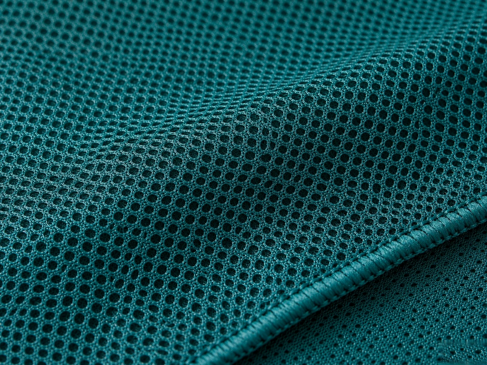 Cooling Towel with Carabiner Clip - detail view